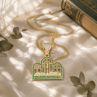 Fabricant en gros de bijoux en laiton plaqué or 14 carats, pendentif croix Jésus avec pierre en zircone cubique verte, charme religieux chrétien