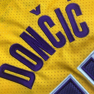 Pronto per la spedizione di <span class=keywords><strong>Los</strong></span> <span class=keywords><strong>Angeles</strong></span> Luka Doncic in oro manica corta maglia da basket ricamata di qualità - Product Image 3