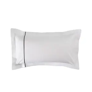 Weißes Bettlaken und Kissen bezug elegant im Stil langlebige luxuriöse Bett garnitur im verschiedenen Stil