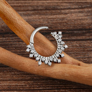 Right Grand Anello a Cerchio Segmentato con Cerniera in Titanio ASTM F136 16G con Zirconia Cubica (CZ) a Motivo Sunburst, Orecchino Daith, Gioiello per Piercing al Naso Septum - Product Image 2