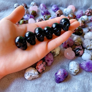 Miniature di Cranii Realistiche Intagliate a Mano in Pietra Semipreziosa Naturale, Ornamenti e Statuette in Gemme - Product Image 4