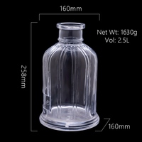 Un verseur actuel de décanteur à rayures verticales pour bouteille en verre de whisky et de cognac
