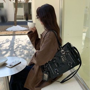 กระเป๋าโท้ท ความจุขนาดใหญ่ สีดำ กันน้ำ กระเป๋าสะพายไหล่สำหรับเดินทางทุกวัน สีพื้น แต่งด้ายเย็บ คอลเลคชั่นฤดูใบไม้ร่วง 2025 - Product Image 4