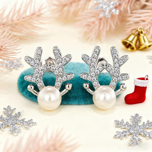 Boucles d'oreilles clous en or blanc E4313, forme animale, cristal, strass, perle, pour femme, mignonnes, à porter au quotidien - Product Image 3