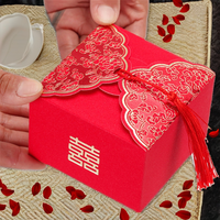 Fournitures de mariage : Boîte à souvenirs carrée créative et écologique, style moderne, avec pompons, en papier cartonné rouge 300g, pour bonbons, Marque DY