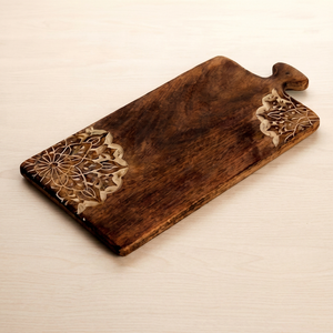 Planche à découper rectangulaire en bois faite à la main avec poignée et motif floral sculpté - Product Image 1