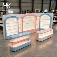 Présentoirs Modulaires LED Arqués et Festonnés Personnalisables, Écologiques, Durables et de Haute Qualité, avec Comptoir en Verre Solide
