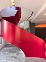 Escalier en acier courbé décoratif |   Escaliers hélicoïdaux en métal minimalistes pour les intérieurs modernes