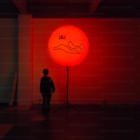 Boule gonflable lumineuse LED RGB de 1m/1,2m avec logo personnalisé sur trépied pour vitrine, stand d'exposition, signalétique événementielle, scène ou visite guidée