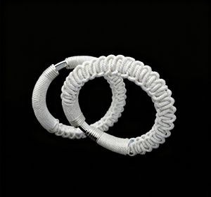 Toptan Yeni Kadın Etnik Tarzı <span class=keywords><strong>Miao</strong></span> Gümüş Kaplama Çan Şeklinde Geniş Oymalı Kol Bileklikleri Paris Modasından Esinlenilmiş Benzersiz Bilezikler - Product Image 2