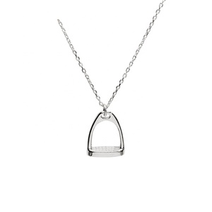 Collana con Ciondolo a Staffa Equestre Personalizzata in Argento Sterling 925 Placcato Oro 18K e Rodio, Regalo per Donne e Uomini - Product Image 1