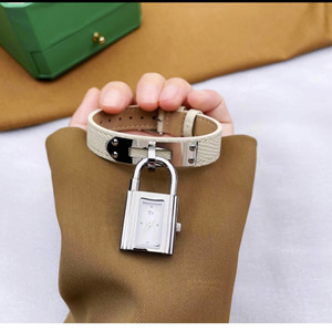 <span class=keywords><strong>Orologio</strong></span> al Quarzo Vintage <span class=keywords><strong>con</strong></span> Quadrante Unico e Alla Moda a Forma di Lucchetto, <span class=keywords><strong>Cinturino</strong></span> in <span class=keywords><strong>Pelle</strong></span> per Donne, Stile di Lusso Discreto - Product Image 4