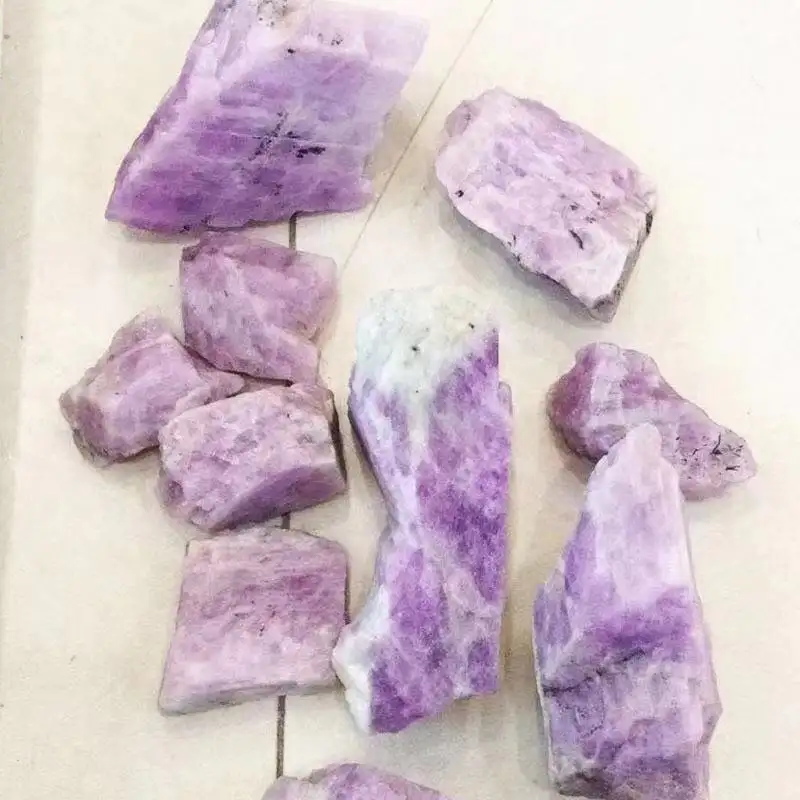प्राकृतिक कच्चे Kunzite Tumbled पत्थर क्रिस्टल खनिज नमूनों बैंगनी किसी न किसी क्वार्ट्ज हीलिंग पत्थर
