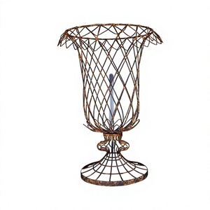 Jardinière d'urnes vintage de qualité supérieure pour décor de mariage Jardinière d'urnes filaires en fer vintage avec colonne pour décor de mariage - Product Image 1