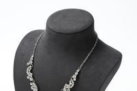 DIGU Présentoir de colliers incurvé noir à faible MOQ, buste de mannequin en microfibre pour bijoux, ensemble d'étagères de présentation de colliers pour vitrine
