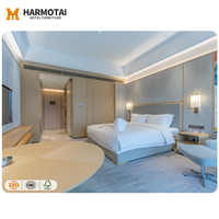 Suite de mobilier de chambre d'hôtel moderne de qualité supérieure – Lit King Size et table de chevet au design en panneaux de bois pour hôtels cinq étoiles, appartements et villas
