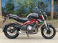 Moto de rue Benelli TNT300 300cc à moteur refroidi par eau, puissance robuste, utilisée, à essence