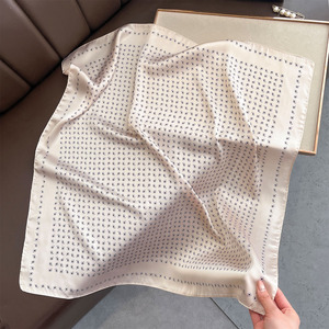 All'ingrosso da <span class=keywords><strong>donna</strong></span> a pois rosso stampato in seta imitazione piccole sciarpe quadrate 70*70cm foulard per capelli da <span class=keywords><strong>donna</strong></span> - Product Image 5