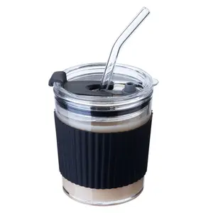 Cangkir kopi kaca 2024 ml baru penjualan laris cangkir kaca portabel cangkir kaca dingin atau panas mug kaca teh susu dengan penutup sedotan