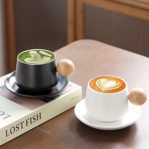 Tasse à café en céramique mate avec poignée en bois de style nordique et soucoupe, ensemble pour espresso de bureau - Product Image 1