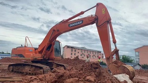 รถขุด DOOSAN DH220 มือสอง 22 ตัน เครื่องยนต์คัมมินส์ ปั๊มไฮดรอลิกคาวาซากิ มอเตอร์ วาล์ว KYB ชั่วโมงการใช้งานต่ำ สภาพ 90% ใหม่ ราคาแข่งขัน ปี 2023 - Product Image 3