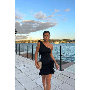 เดรสสั้นสีดำแบบไร้สายรัดไหล่ ประดับด้วยลายดอกกุหลาบถักโครเชต์และปักเลื่อม ทรงเอไลน์เอวสูงแบบเรียบง่าย ความยาวระดับเข่า เหมาะสำหรับงานกลางคืน - Product Image 3