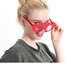 Occhiali da sole a cuore di colore rosso per ragazze forniture per feste in plastica occhiali da sole divertenti - Product Image 1