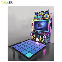 Machine de jeu de danse d'arcade avec musique activée par la danse, scène de fête de parc d'attractions