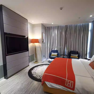 Muebles de dormitorio de hotel de 3 estrellas: camas de madera con cabecero, mesitas de noche, mueble para TV, tocador de baño y armario abierto en venta - Product Image 4
