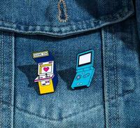 Großhandel Metall-Cartoon-Pins: Niedliche Spielkonsolen-Brosche, Kreative Klapphandy-förmige Emaille-Anstecknadel, Modische Revers-Pin-Dekoration