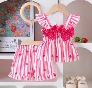 Completo Estivo 2026 per Bambina: Camicia a Righe Rosa e <span class=keywords><strong>Bianche</strong></span> con Fiocchi + Pantaloncini, Set con Motivo Fragola - Product Image 1