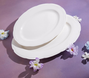 Plat de service en porcelaine blanche à bord ondulé avec logo personnalisé, motif personnalisé, céramique moderne, écologique, pour mariage, banquet, hôtel de luxe, restaurant - Product Image 1