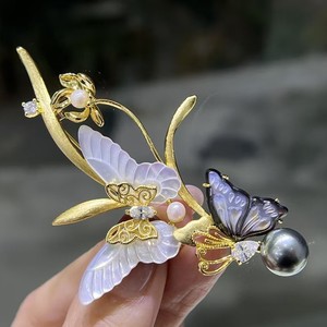 Broche de Perla con Forma de Mariposa Estilo Chino con Concha de Nácar Chapada en Oro, Artesanía de Esmalte Hecha a Mano para Accesorios de Vestidos de Banquete - Product Image 1