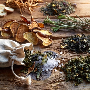 Coffret cadeau de bain détoxifiant MICRO BATH avec sel d'Epsom, racine de gingembre, feuilles de romarin et feuilles de thé, trempage botanique pour spa et récupération - Product Image 4