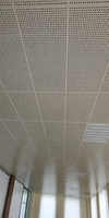 Plaque de plafond carrée en aluminium ignifuge, résistante à l'humidité et insonorisante 600x600mm avec grille de plafond pour cuisines et espaces commerciaux
