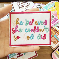 Patch brodé « Mais Dieu » avec motif de marguerite, pour élever ses enfants et faire confiance à Dieu, pour casquette de camionneur