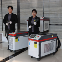 Machine de nettoyage laser à fibre pulsée 1000W, refroidie par eau, industrielle, sans contact, pour l'élimination de la rouille, de la peinture et des taches d'huile sur l'acier inoxydable