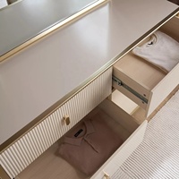 Commode à six tiroirs de style européen personnalisée avec façades de tiroirs côtelées, table de maquillage en bois massif laqué mat