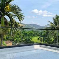 Balustrade en verre sans cadre pour hôtels et complexes hôteliers, avec profilé de base en aluminium en forme de U pour rail de sol, pour verre feuilleté de 12 mm