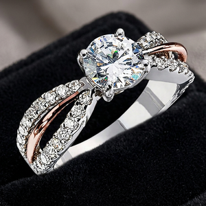 Anillo de Compromiso de Diamantes de Corte Brillante Redondo en Oro Blanco para Mujer con Piedras Laterales de Color E - Product Image 4