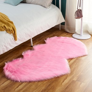 พรมใยเคมีสีแดงรูปทรงแปลกตา ขนาด 120x80 ซม. ซักเครื่องได้ เหมาะสำหรับห้องนอน ห้องนั่งเล่น ตกแต่งบ้าน - Product Image 2