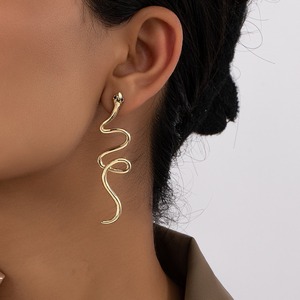 Boucles d'oreilles en forme de serpent Boucles d'oreilles métalliques simples et élégantes en forme de serpent pour femmes - Product Image 2