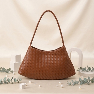 Sacs à bandoulière tissés couleur unie pour femmes, design demi-lune, vente en gros, sacs à main tissés à <span class=keywords><strong>la</strong></span> main personnalisés, dernières nouveautés très vendues pour jeunes femmes - Product Image 1