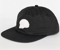 Zwarte ongestructureerde flat brim baseballcap met custom shell borduurpatch, snapback pet voor heren, outdoor, casual, dagelijks gebruik