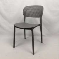 Chaise de salle à manger empilable en plastique polypropylène à trou arrière Chaise de restaurant PP Chaise d'extérieur pour jardin et balcon