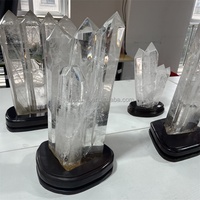 Tour de quartz clair brut de cristal de guérison naturel de point de quartz clair de grande taille pour la décoration