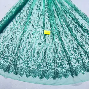 Yeşil karışık pullu Glitter yapıştırılmış örgü kumaş ile Blooming çiçek tasarım için düğün elbisesi kumaş örgü örgü Glitter toz