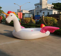 Une fête pour 6 personnes avec des cygnes, des flamants roses, des arcs-en-ciel, des licornes, des piscines gonflables, des îles flottantes et des radeaux