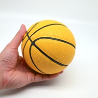 Bola Basket Mainan Mini OEM Ukuran Kecil Warna Kuning Multiwarna Laris untuk Anak-anak/Ornamen Meja/Hadiah Natal Liburan