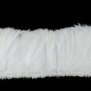 织物白色公鸡羽毛散装装饰和流苏丝带缝制，为DIY工艺品服装制作羽毛流苏